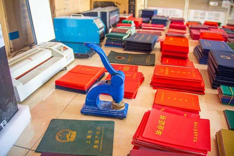 内江警方千里追击！伪造政府机关印章，64人制售*证假**一网成擒