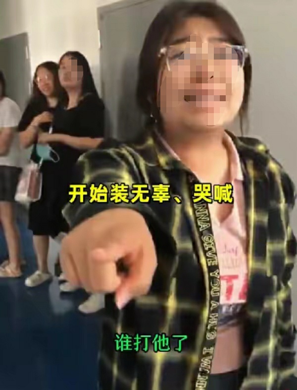 男生制止校园霸凌被同学围住辱骂,男生被校园霸凌女生来保护