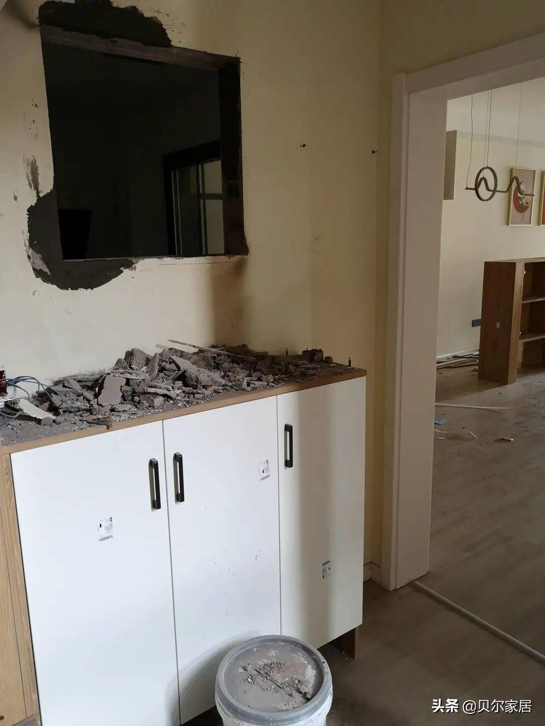 厨房瓷砖和开关插座翻车现场,悬浮电视墙翻车成品