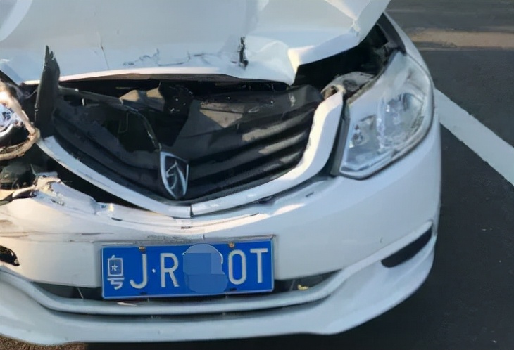 男子开车被追尾怎么处理,男子开车疲劳驾驶下一秒追尾