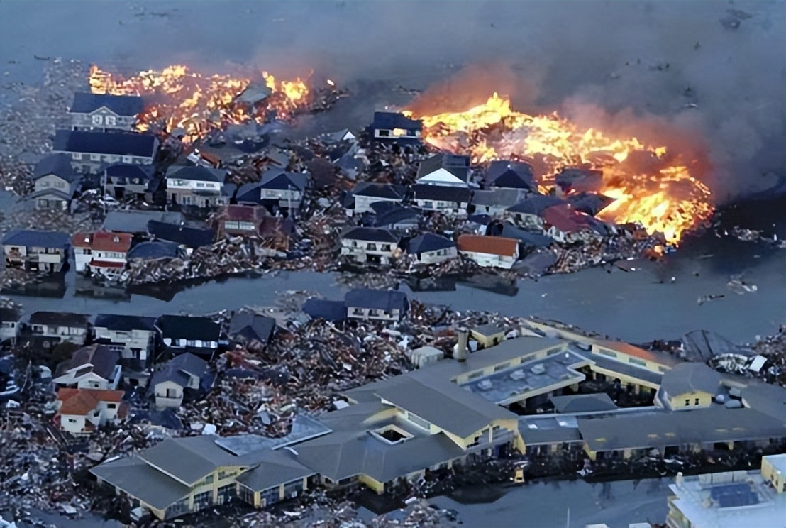 美国西海岸出现巨大裂缝,美国西海岸地震多发的原因