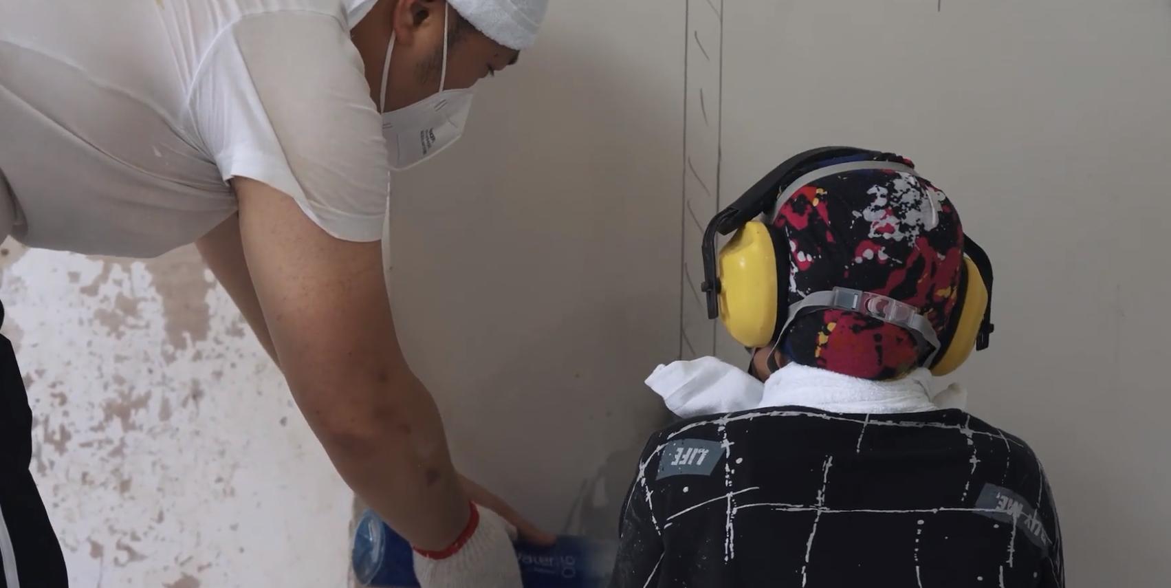 香港90后特效化妆师，移民英国，找不到工作，只能转行成为水电工