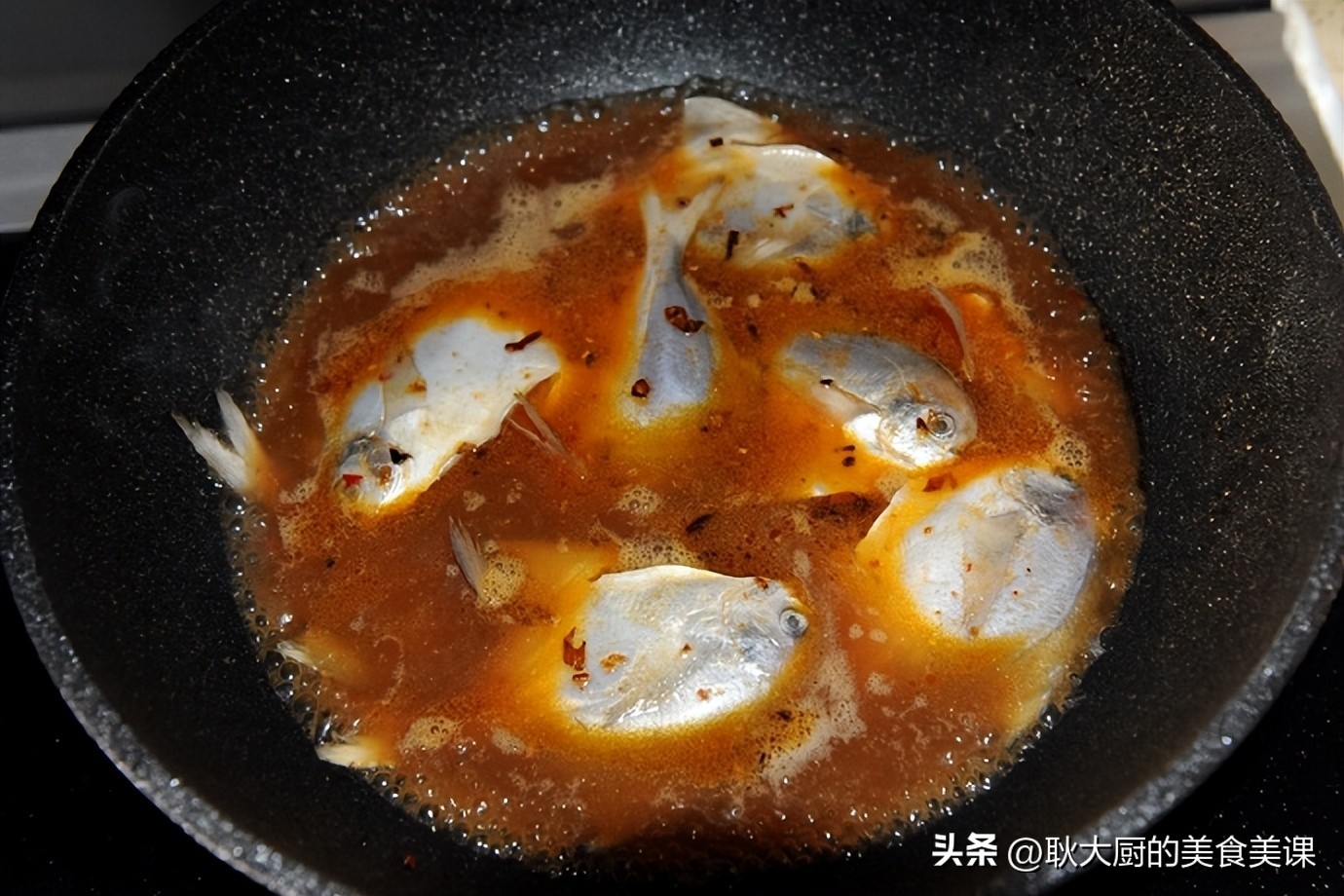 红烧小银鲳家常做法,酱焖银鲳鱼最好吃的做法