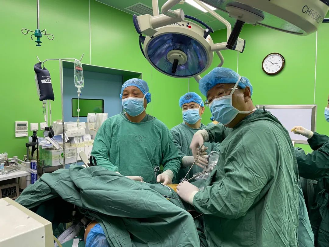 医院胸外科完成全腔镜右肺上叶袖式切除