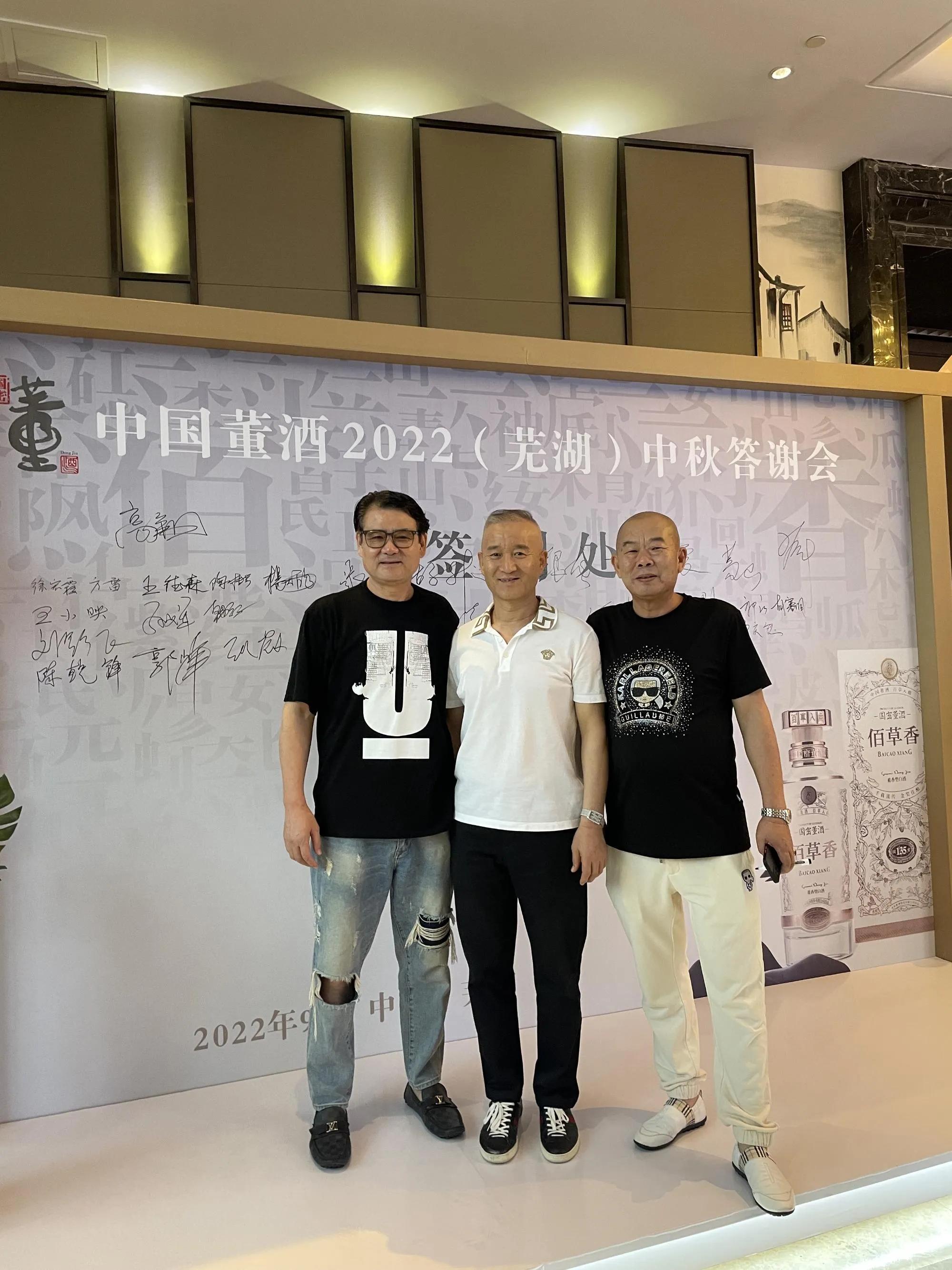 江城的夜千里迢迢,春城的秋夜