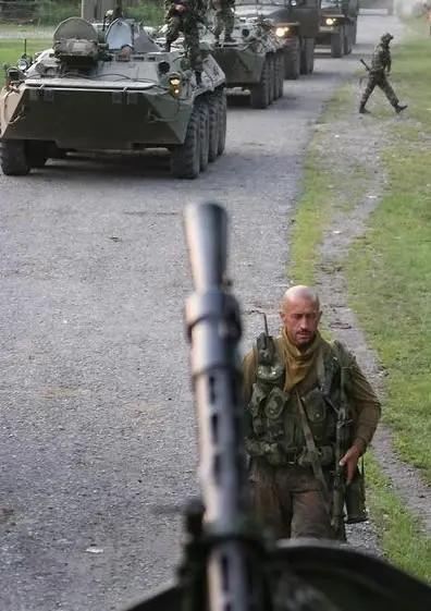 断腿不下战场，单挑百人抢回战友遗体，俄罗斯“平头哥”折服普京