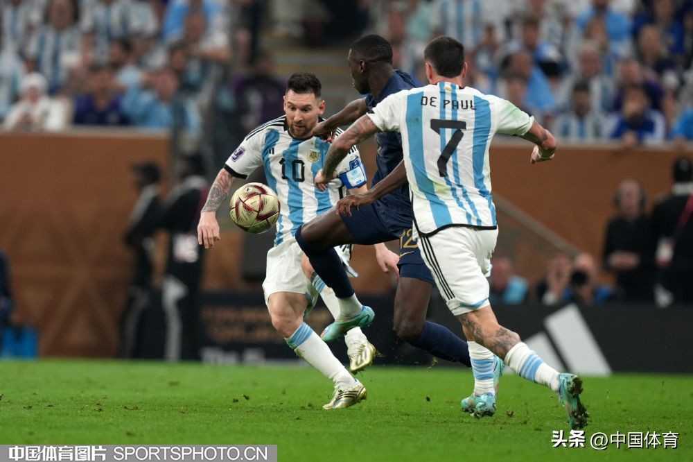 卡塔尔世界杯阿根廷捧起大力神杯,卡塔尔世界杯阿根廷大力神杯