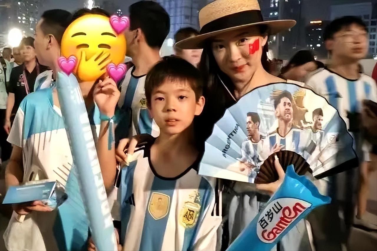 陈妍希带娃看梅西比赛,陈妍希带孩子探班