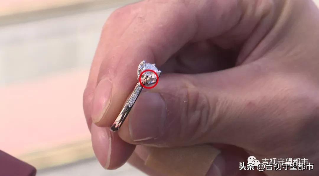 四万六买婚戒回家发现有“黑点”，顾客想换货，商家让补钱...
