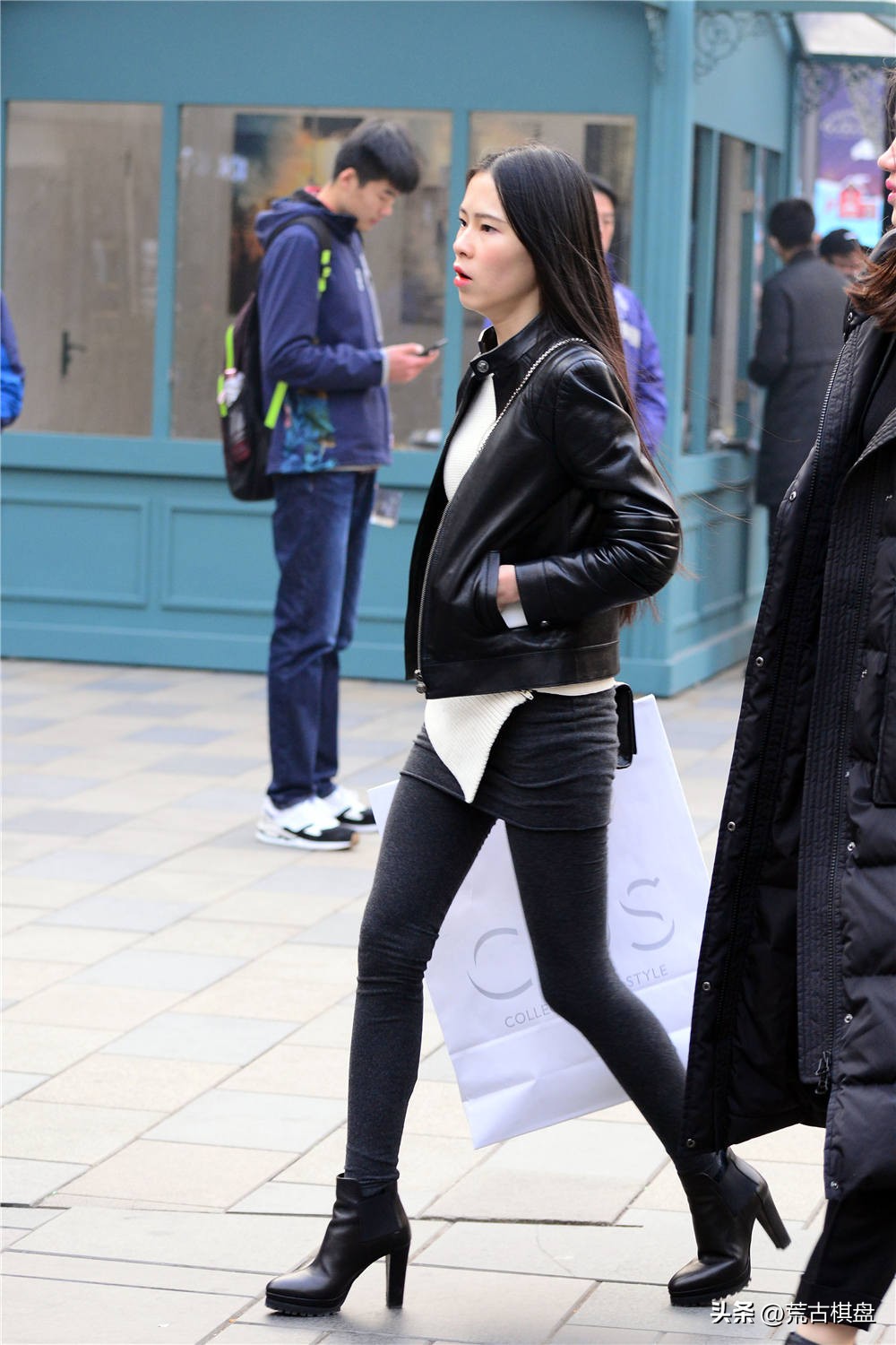 穿短靴出门,短靴配裙子轻松显气质时尚