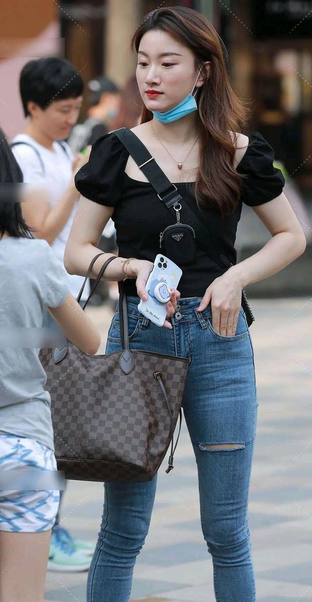 锥形牛仔裤时尚显瘦穿搭,流行的锥形裤这样搭配更显高显瘦