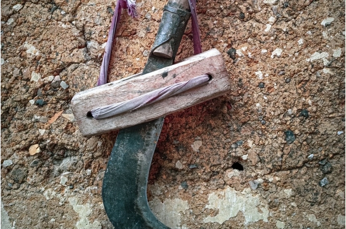 祸从天降小男孩,醉酒男掐孙子爷爷持刀伤人