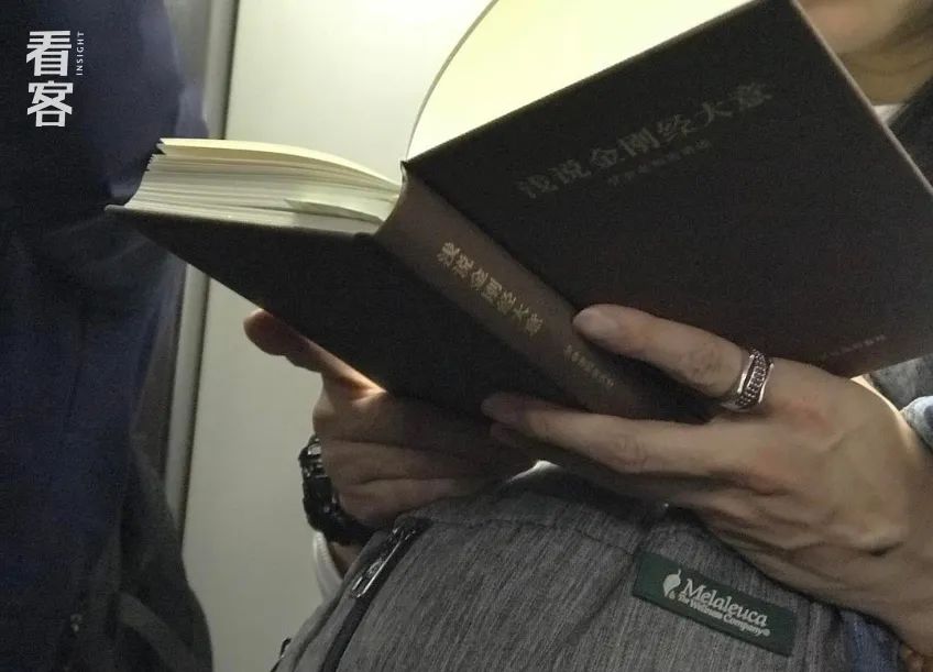 北京通勤路上，她用镜头记录2000个捧着书的人