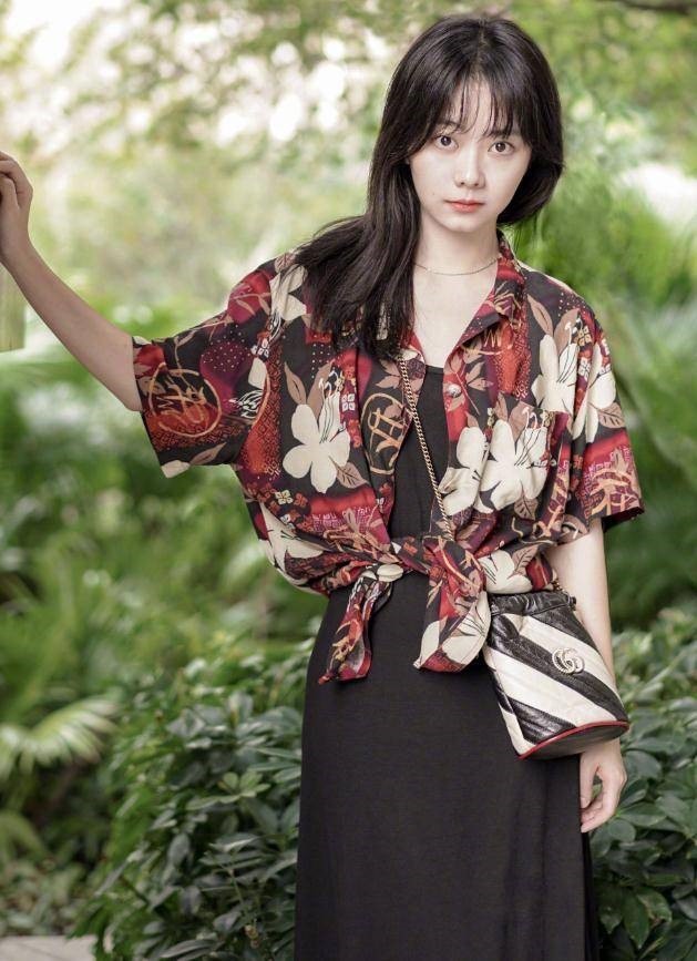 适合圆脸女生的锁骨卷发谭松韵,谭松韵编发发型穿搭