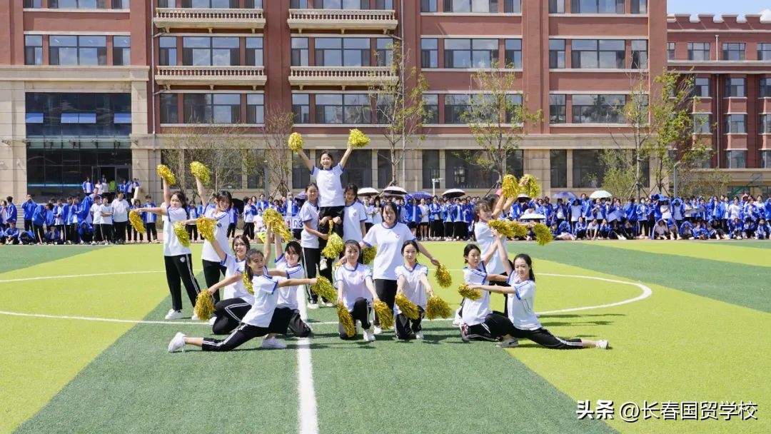 绿茵逐梦想拼搏向未来我校第一届“黄金杯”超级足球联赛圆满结束