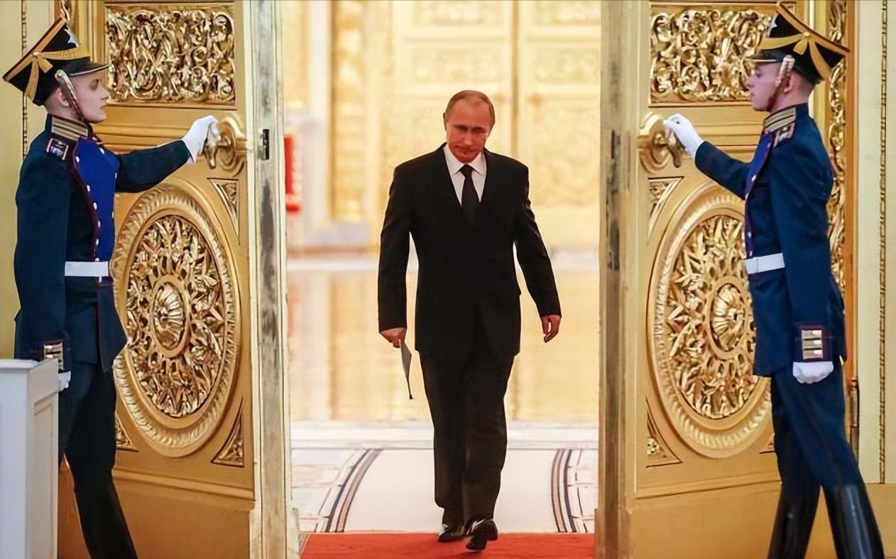 为什么普京走路右胳膊不摆动,普京为什么走路一个胳膊不动