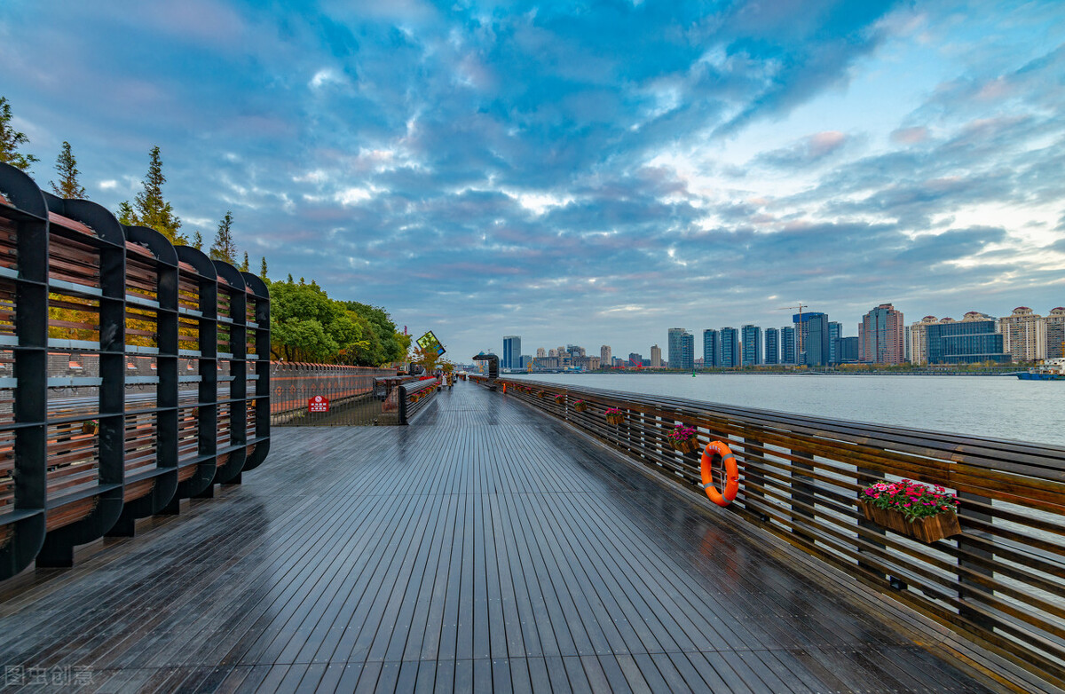 听说做梦梦见自己在水里是因为阴气重？