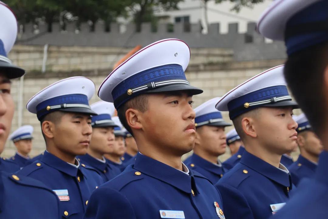 新消防员队列训练,消防员阳光下队列训练