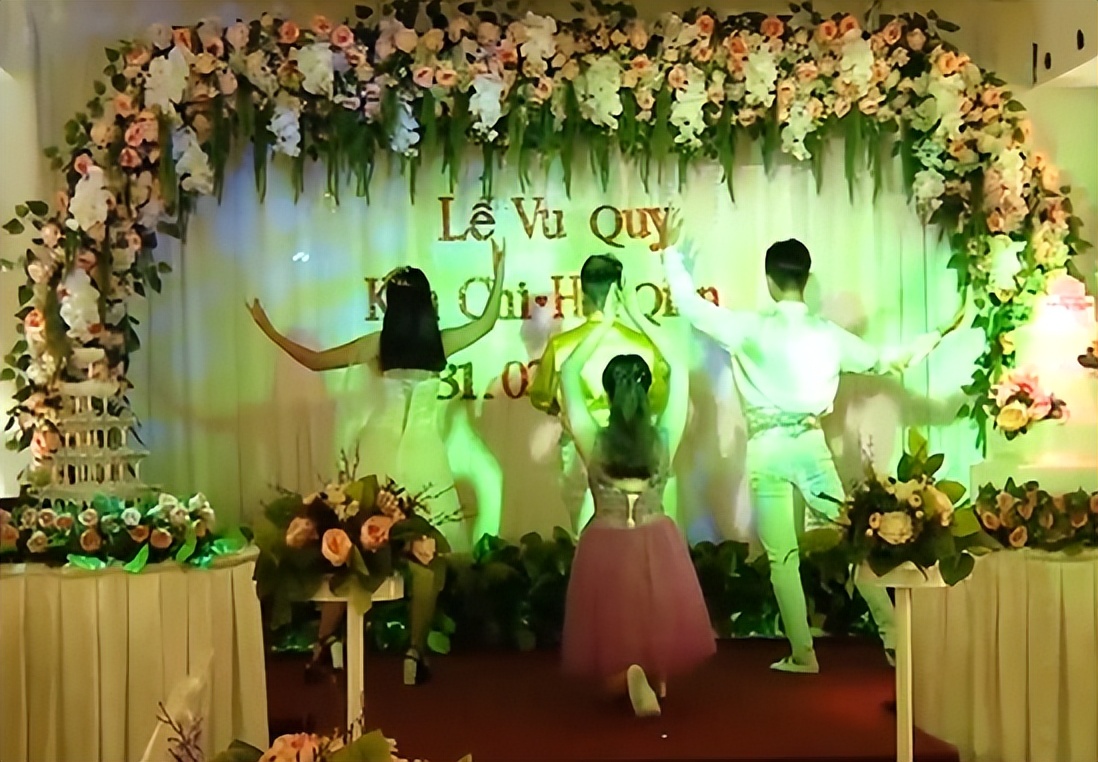 越南媳妇远嫁广西农村，丈夫没房没车没钱，丈母娘借钱还给买房