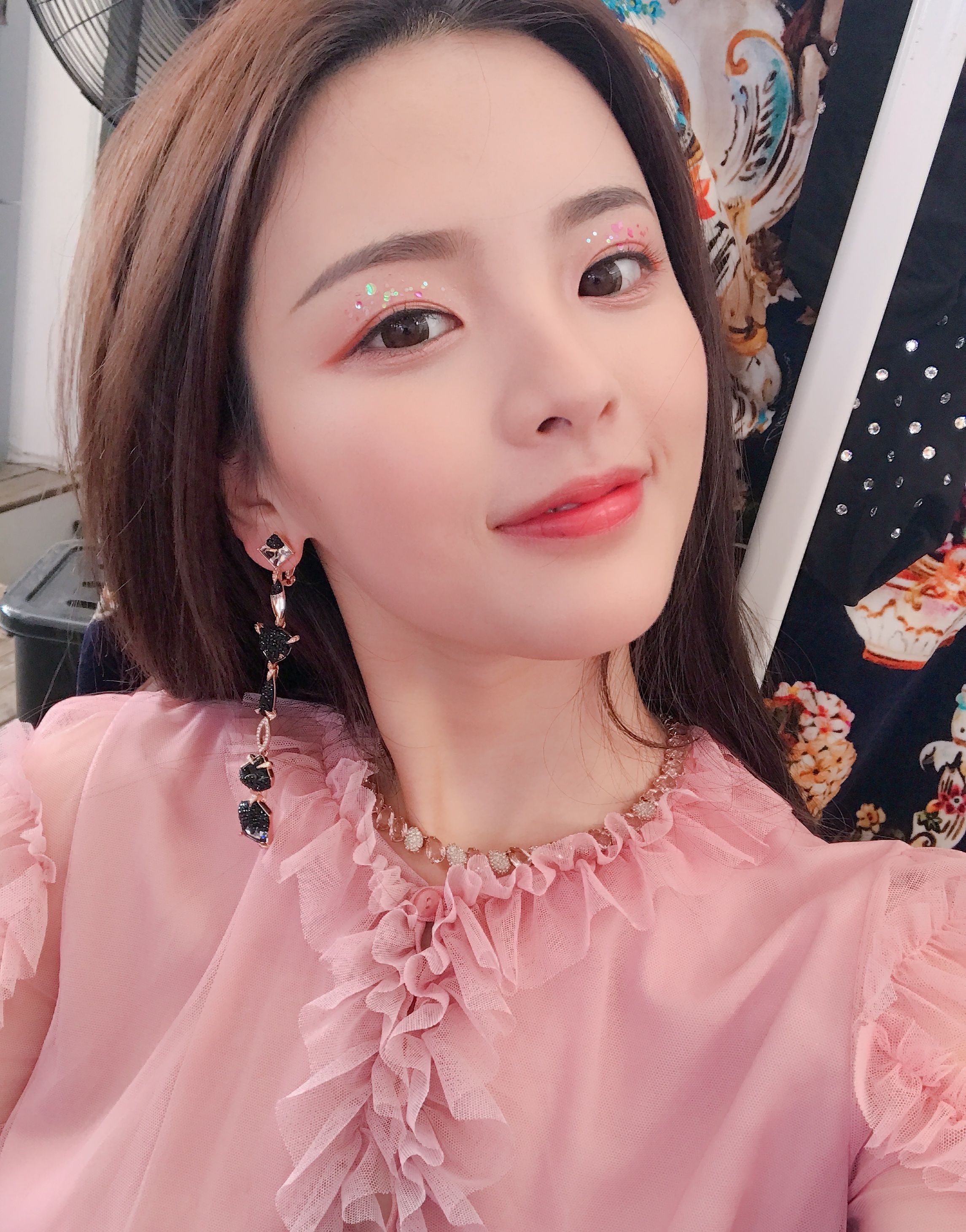 杨超越早期服务员,杨超越草根逆袭成长记