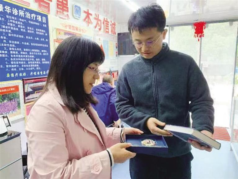 被救治的王老师送来三份特别的礼物致谢好心人