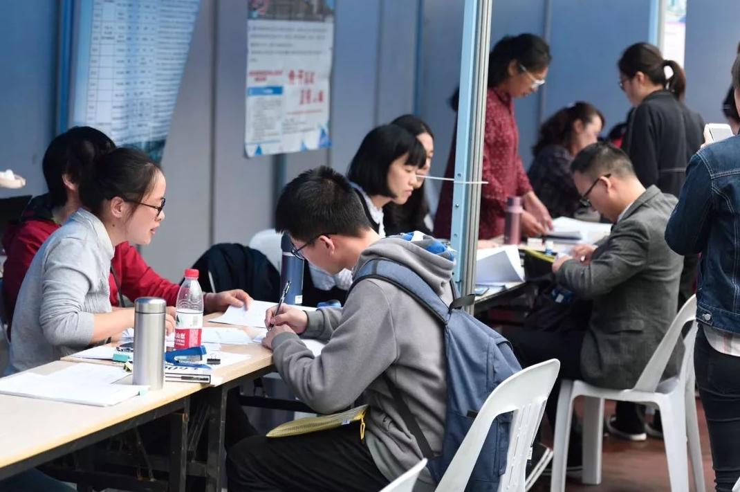 多地三甲医院招聘“遇冷”，部分岗位无人报，原因现实又扎心