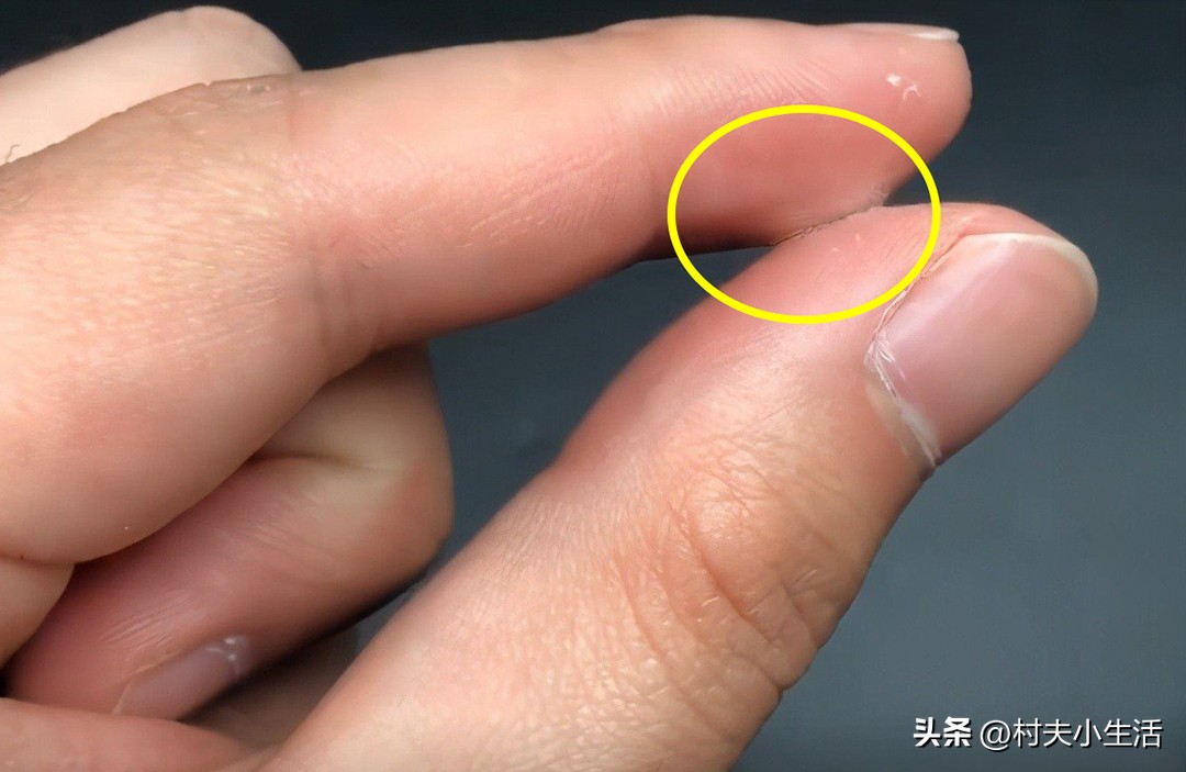 把502胶水滴在插座上,把502胶水滴在纯净水里