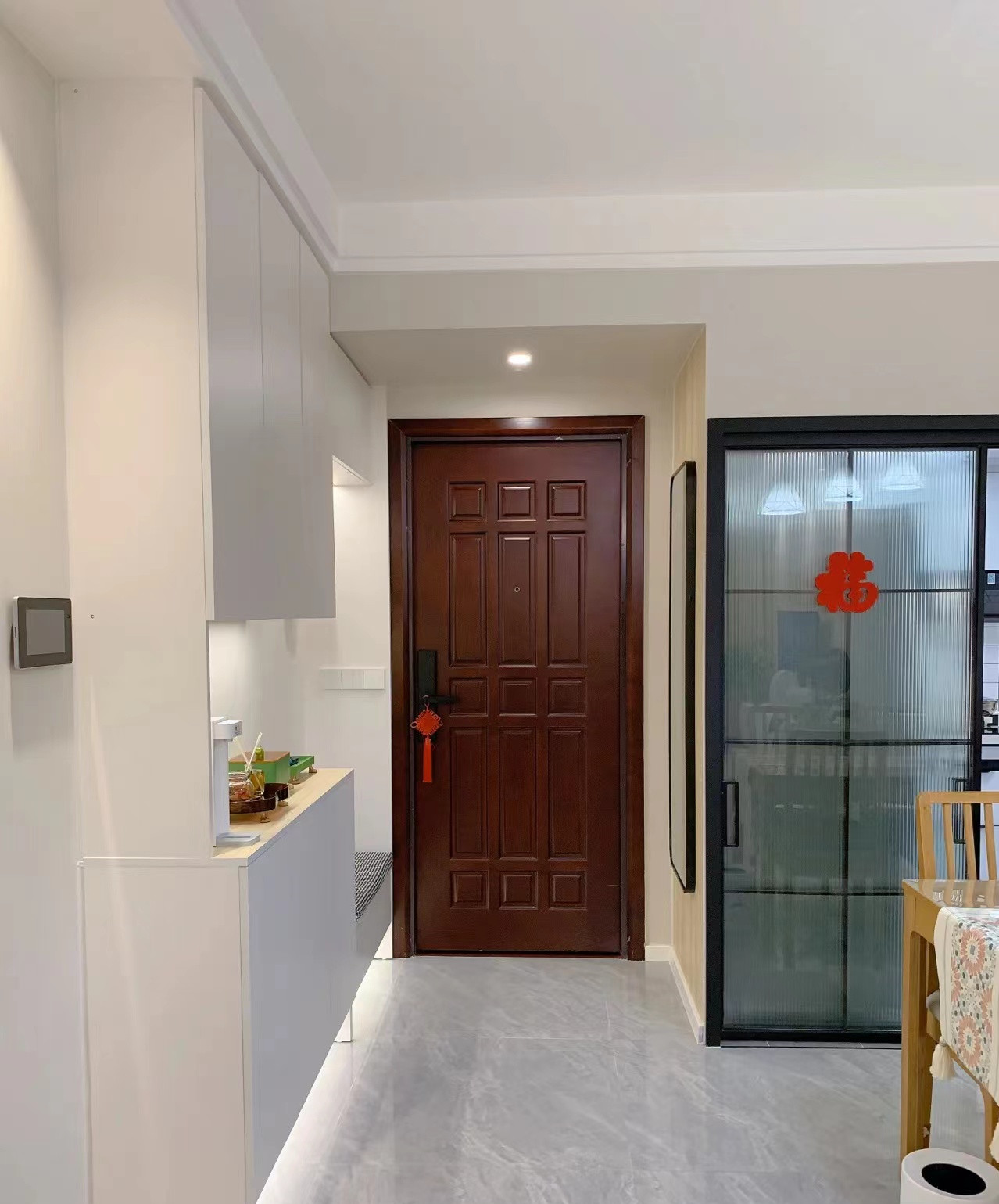 小户型进门鞋柜装修效果图大全,极简老房进门鞋柜简单大气