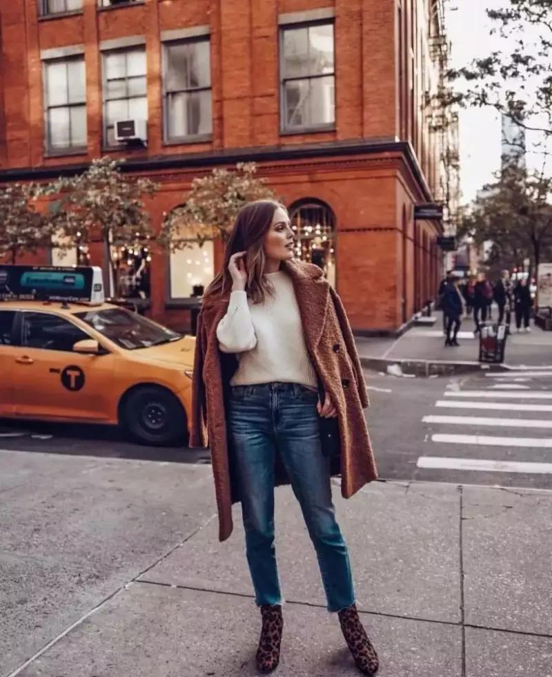 棕色呢子大衣里面配什么颜色打底,摩卡棕色牛角扣大衣怎么搭配裤子