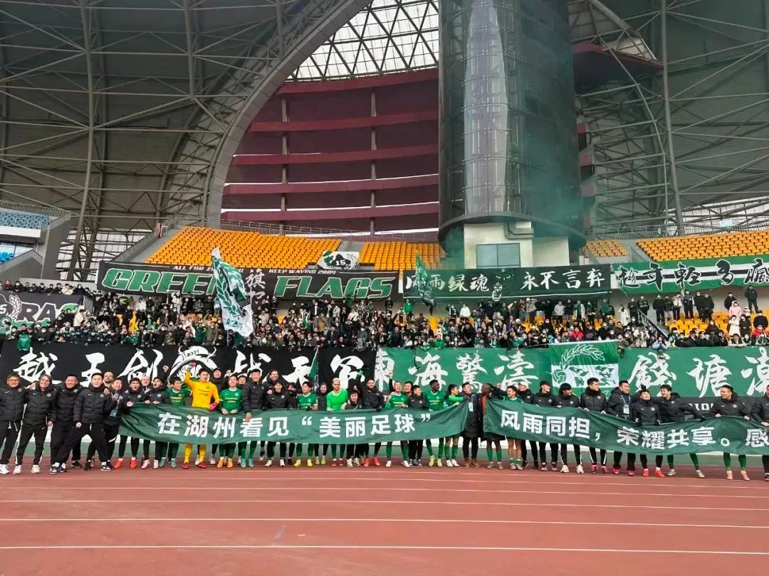 烟火气回来了！​杭州街头数万人喊响新年倒计时【新闻早七点】