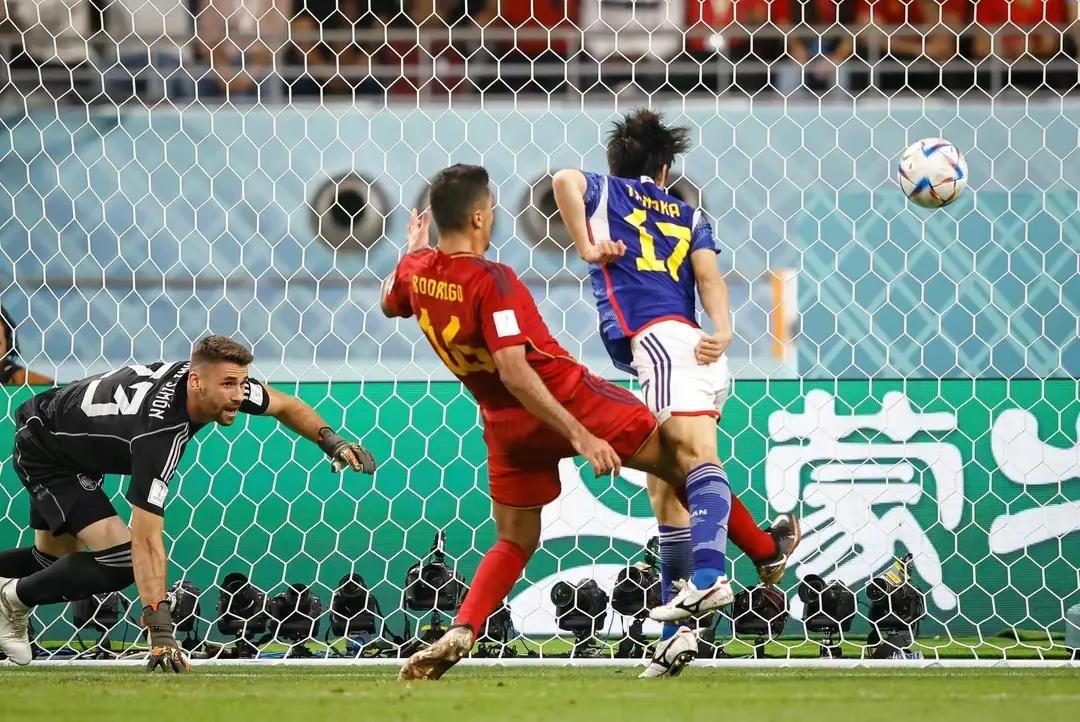 不敢再嘲讽日本足球的豪言壮志！千疮百孔的中国足球，只剩下佩服