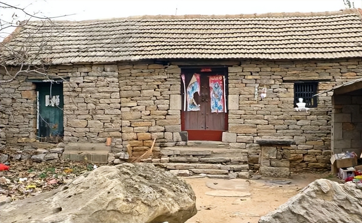 辽宁歪脸女孩，家境贫寒父母双亡，整容变美后拒百万薪只为当老师