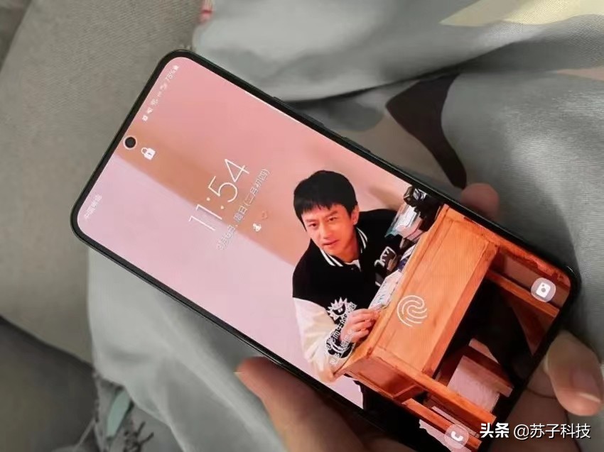 上市不久就降价一千500元的手机,三星性能最强的直面屏手机