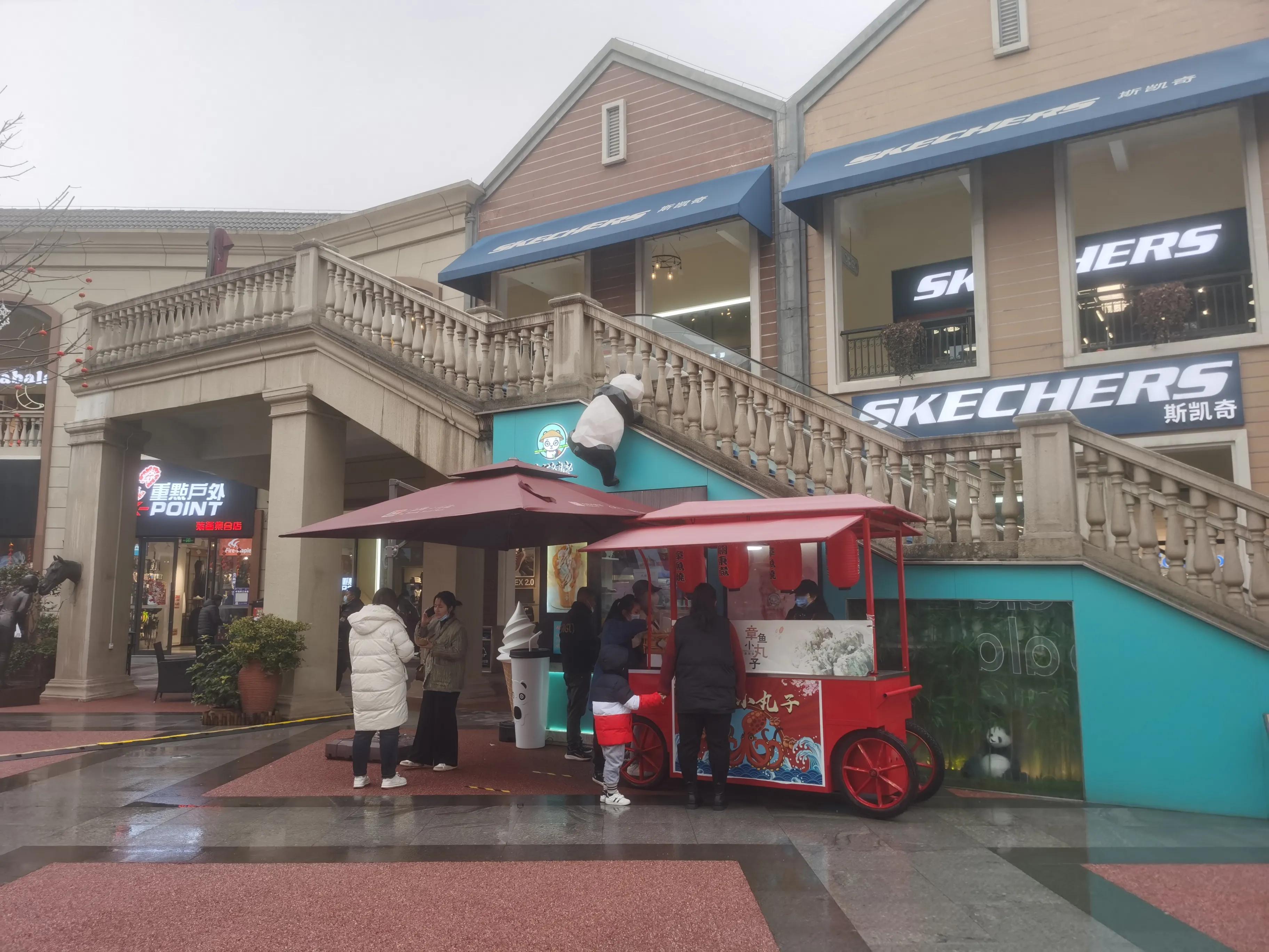 与砂之船奥莱相比，王府井赛特奥莱（临潼店）更高端一些