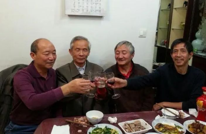 江苏大爷喝酒40年，总结出一份白酒“清单”，网友直言：真有眼光