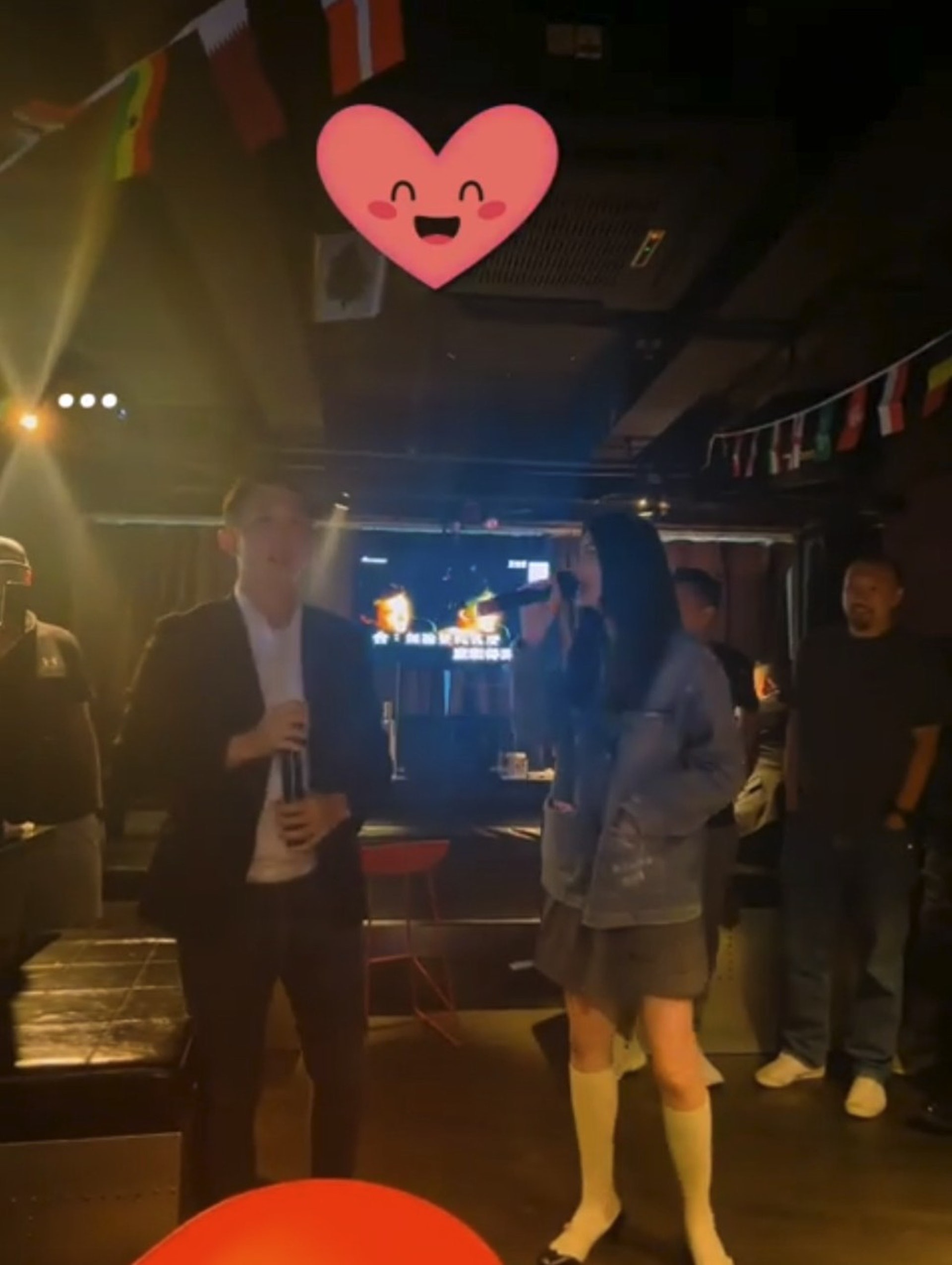 50岁陈慧琳现身酒吧,陈慧琳近照短裙配丝带鞋