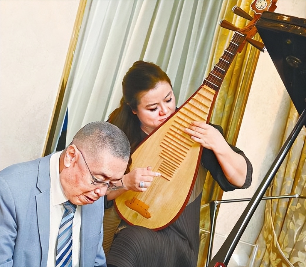 钢琴家刘诗昆：78岁娶女徒弟，81岁升级当爸爸，一家三口其乐融融