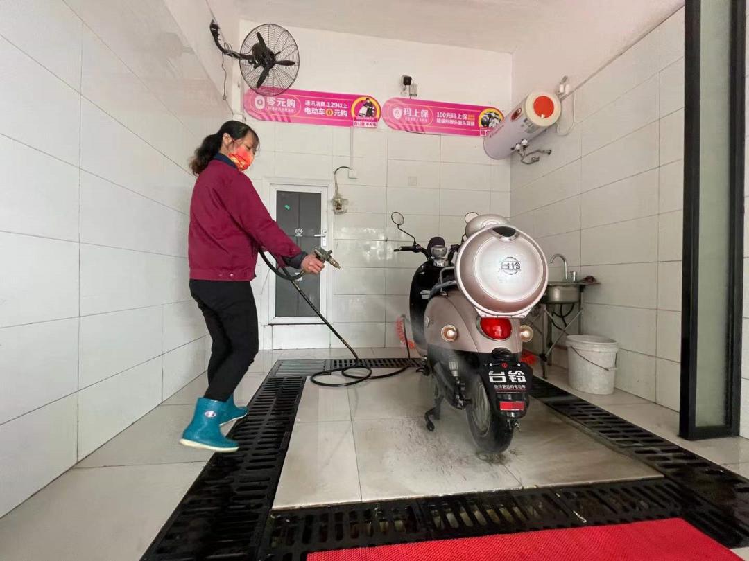 南阳新华路电动车市场首个电动车上牌点设在爱玛专营店