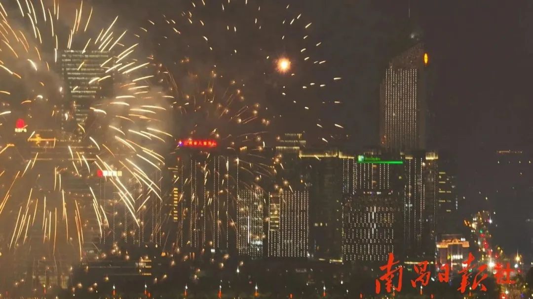 今夜的银泰格外璀璨,今夜的霓虹灯璀璨