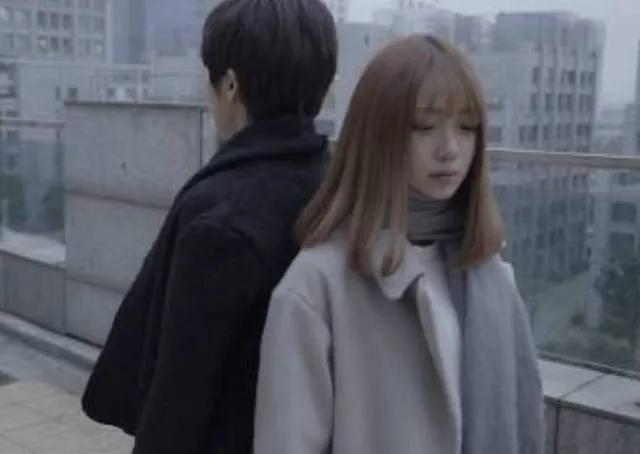 男人向左走还是向右走,男人向前走女人原地不动