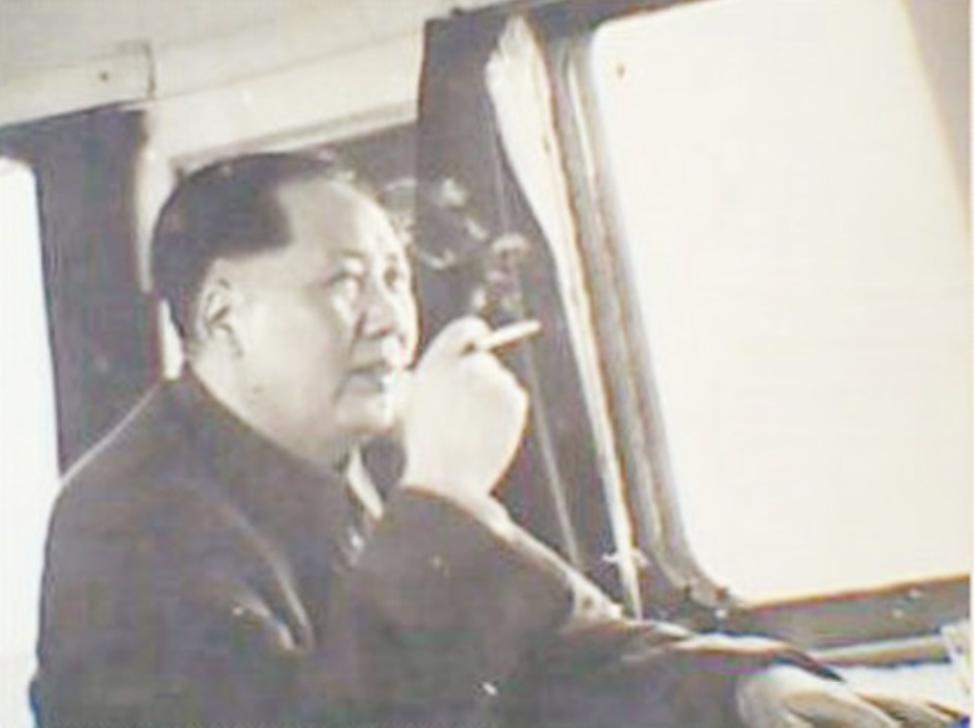 毛主席与香烟:烟瘾很大,晚年独爱贺龙推荐的“132”雪茄烟