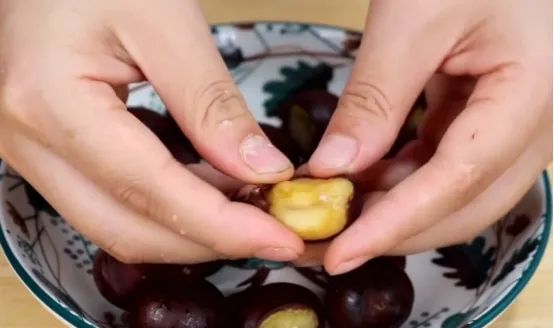 板栗用瓶盖怎样能去皮,板栗去壳一个瓶盖就能搞定
