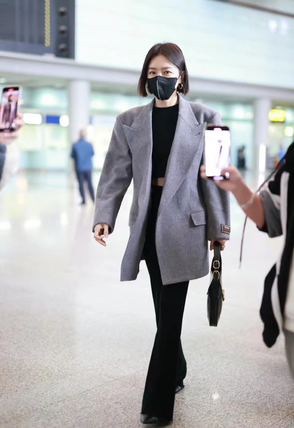 白月光秦岚的时尚穿搭优雅端庄,秦岚最新机场私服穿搭西装