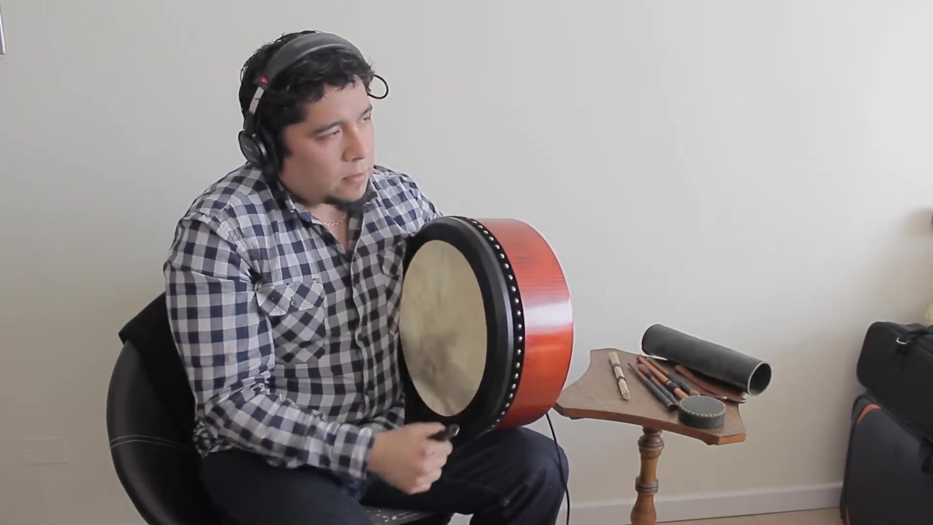 爱尔兰典型的传统乐器是竖琴,爱尔兰古代乐器