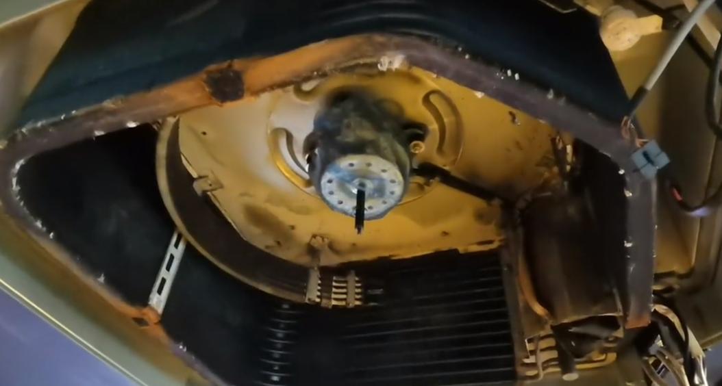 中央吸顶式空调如何拆卸查找漏水,吊顶式中央空调拆洗