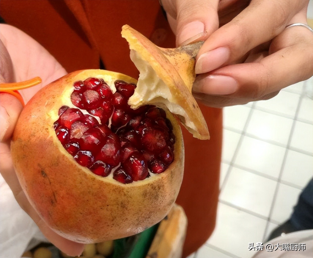 才知道，剥石榴真简单，上锅蒸一蒸，不脏手不流汁，早知道早受益