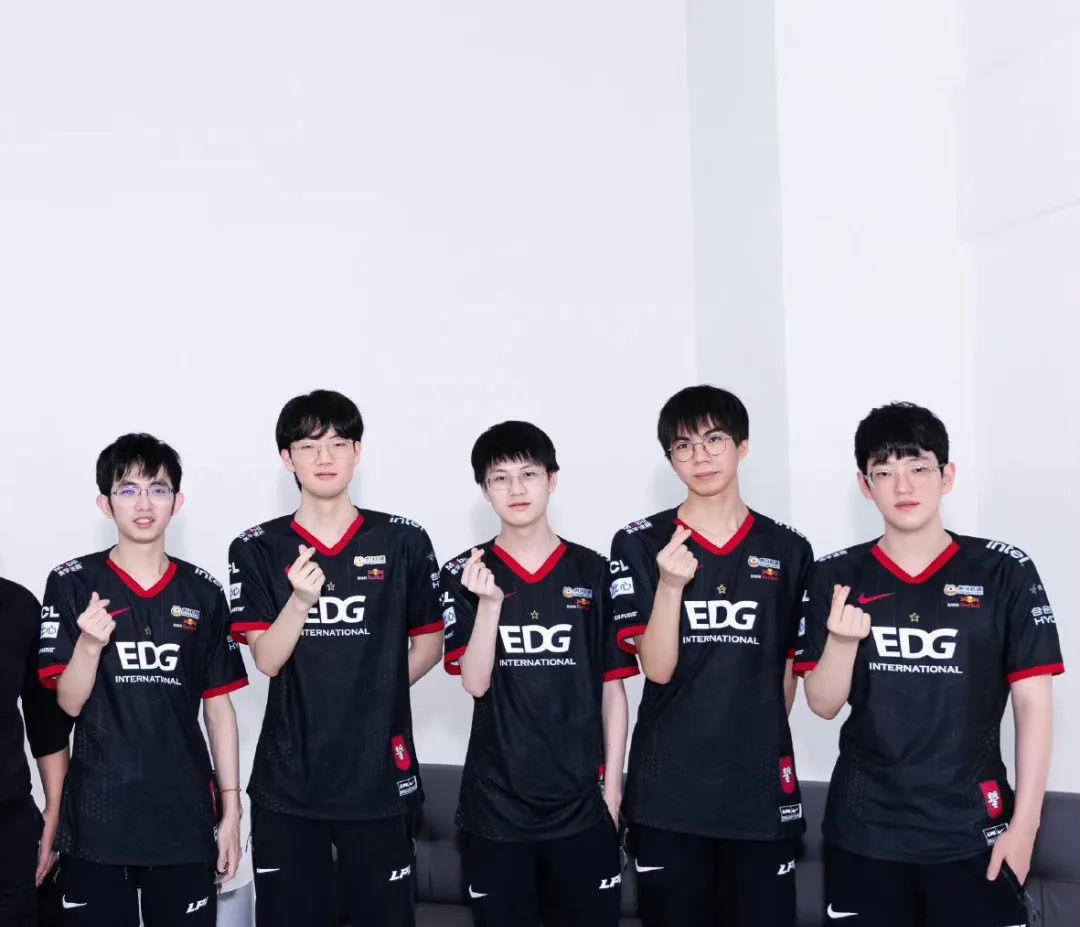 现在流行宽肩,韩国流行宽肩