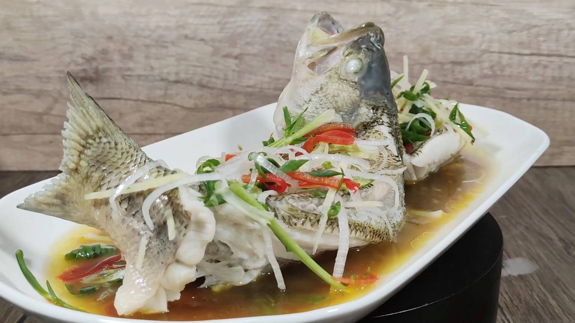 清蒸鲈鱼之前需如何处理一下,清蒸鲈鱼好吃的秘诀