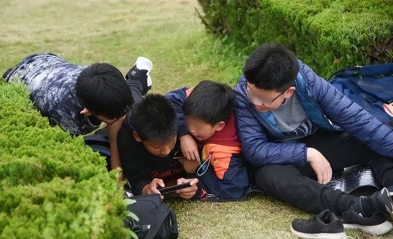 泡水“处罚”学生手机引争议,学校20多名学生手机被泡水处理