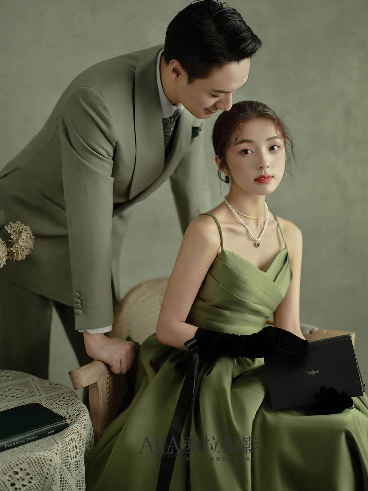 为什么年轻人会喜欢拍复古婚纱照？复古内景婚纱照怎么样拍好看？